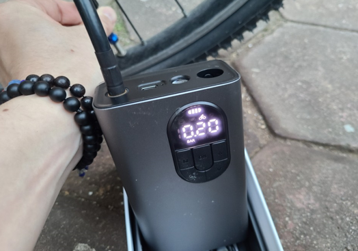 Baseus Inflator Pump: Teste de inflação de pneus de bicicleta